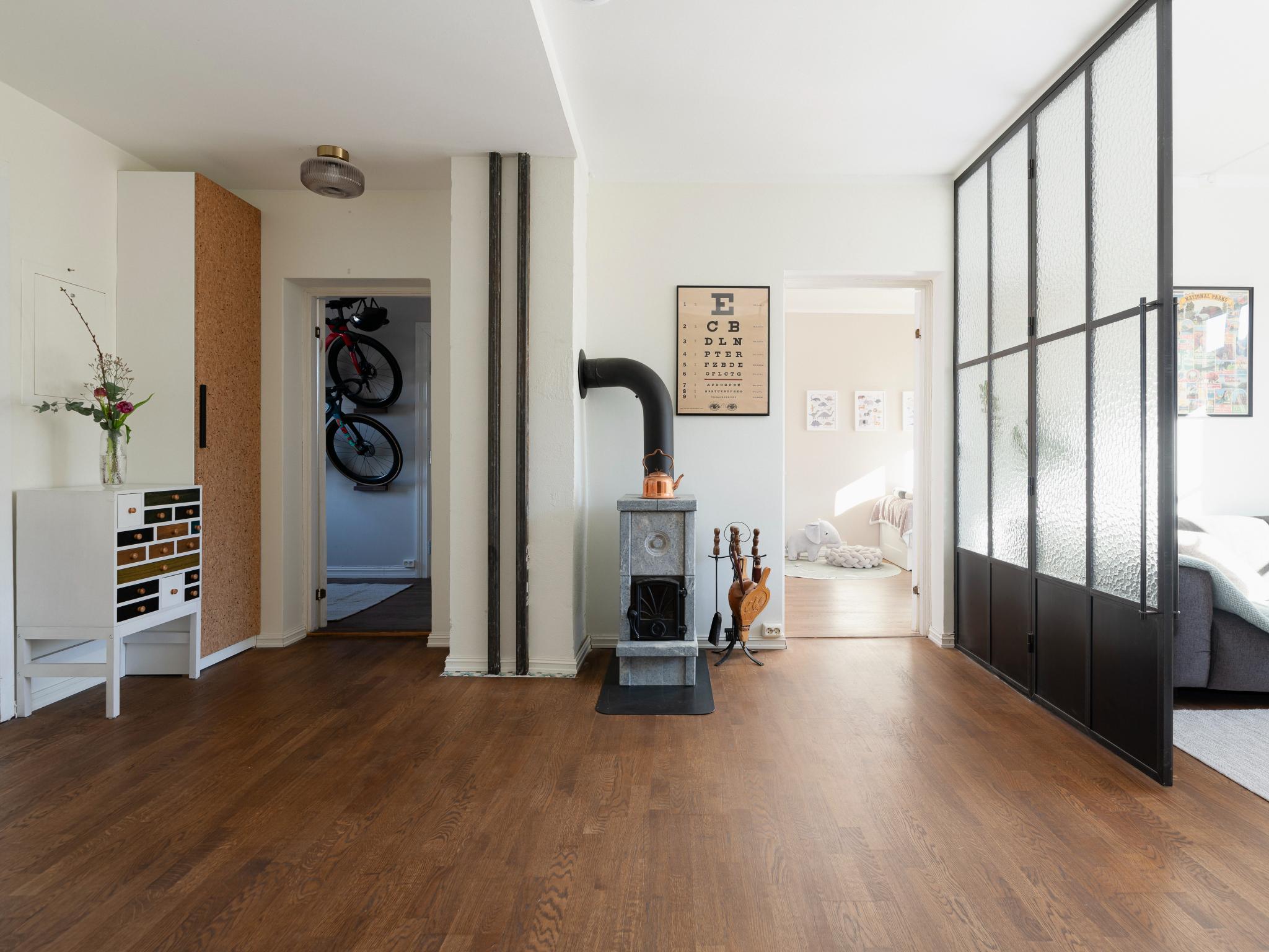 I boligens første etasje er det en familievennlig planløsning med tre soverom, to bad og TV-stue.